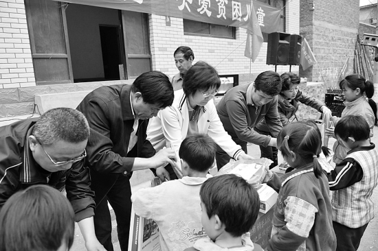 《河北工人报》：PA视讯制剂分厂工会为平山梨树坪小学捐文具