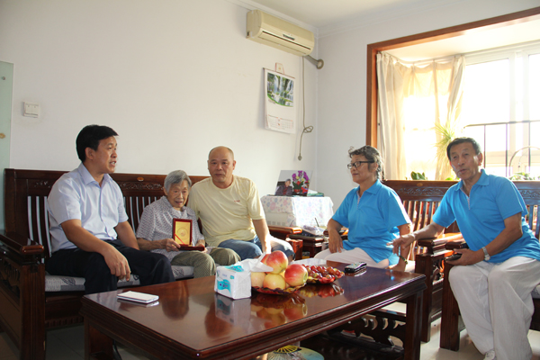 PA视讯领导开展慰问老战士、老同志活动<br />