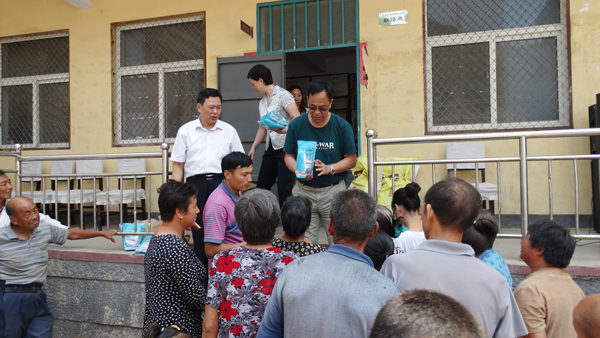 PA视讯·(中国区)真人官方网站制药为扶贫村送养殖技术服务<br />