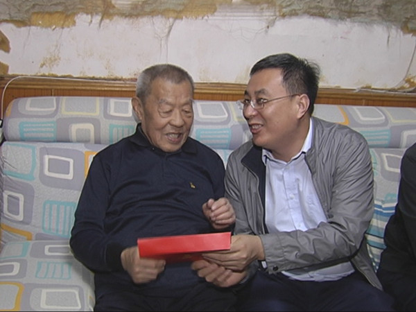 省国资委党委组织部部长刘慧昌一行慰问PA视讯离休老党员